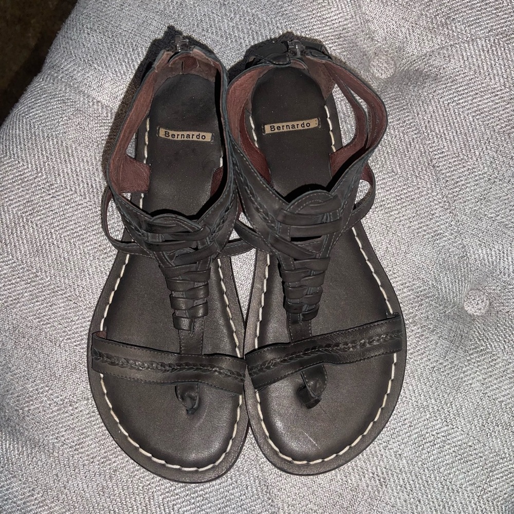 BERNARDO women’s size 10 leather cage sandal
